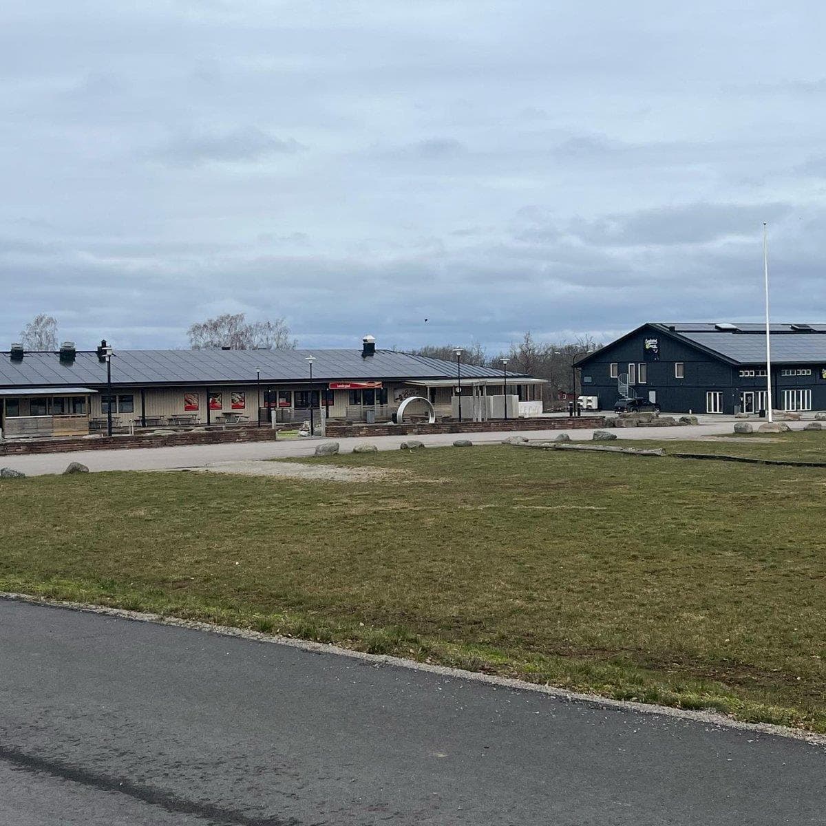 Stor industribyggnad på Öland där en omfattande solcellsanläggning har installerats