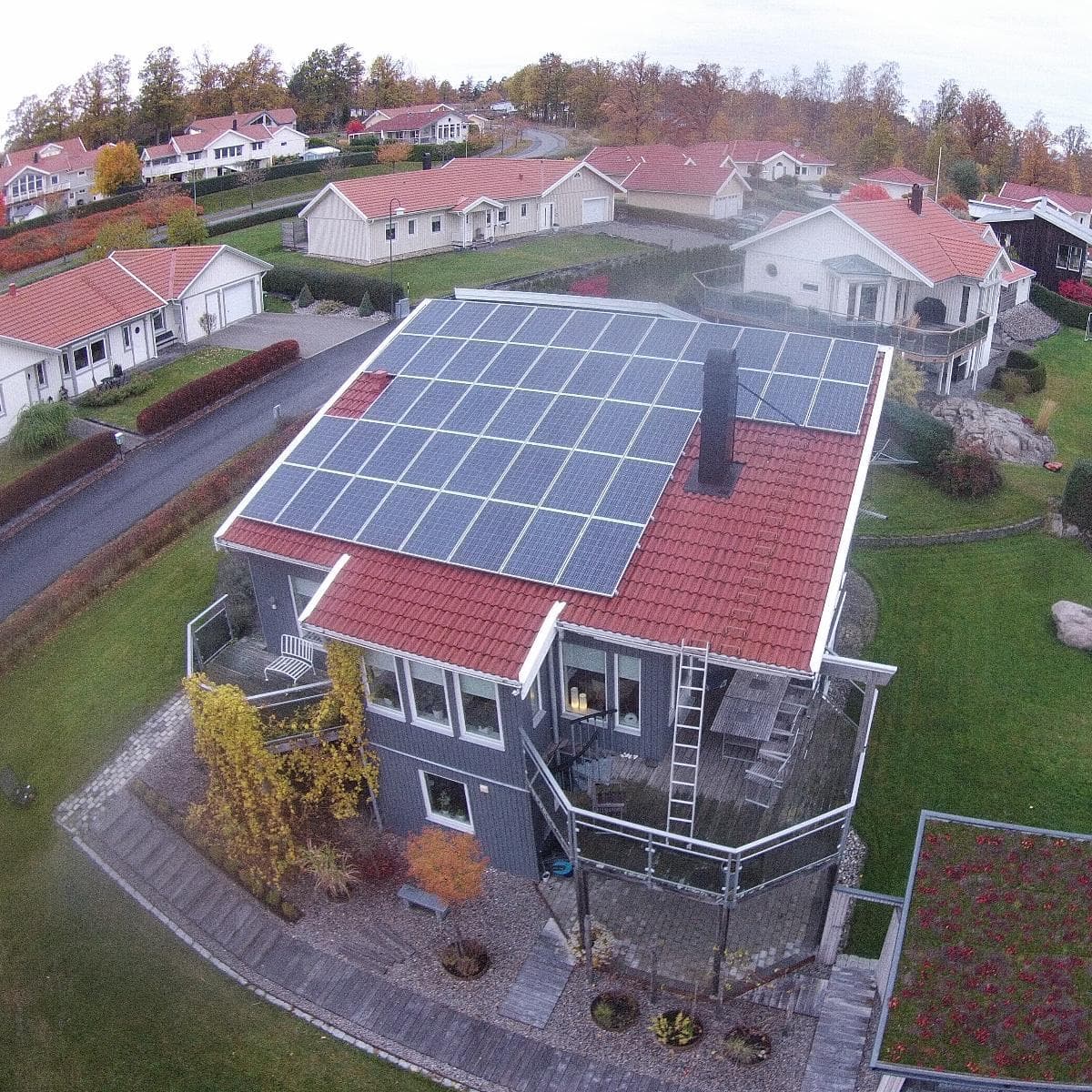 Flygfoto över villa i Bankeryd med polykristallina solpaneler på det röda taket