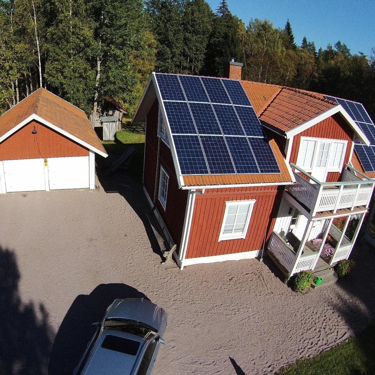 Bostadshus och garage vid Fästningsudden med solpaneler på taket