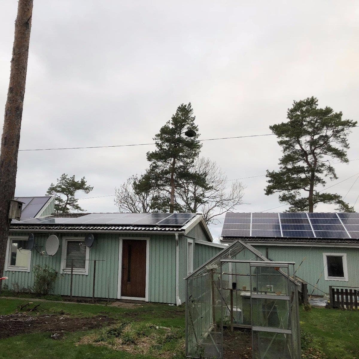 Solpaneler fördelade över takytan på den gröna byggnaden i Köpingsvik