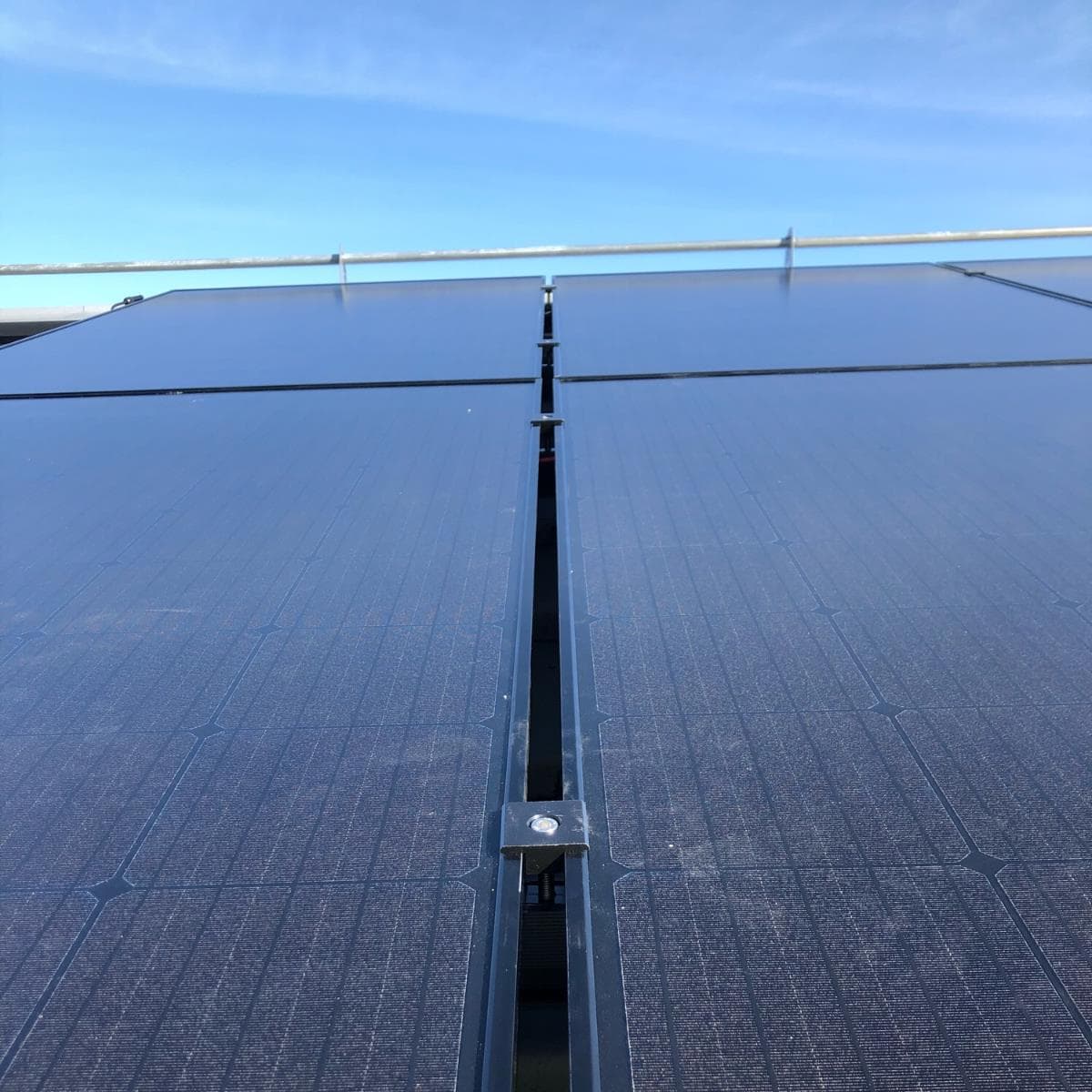 Närbild av den färdiga solcellsanläggningen vid Nöbbele Park under klarblå himmel
