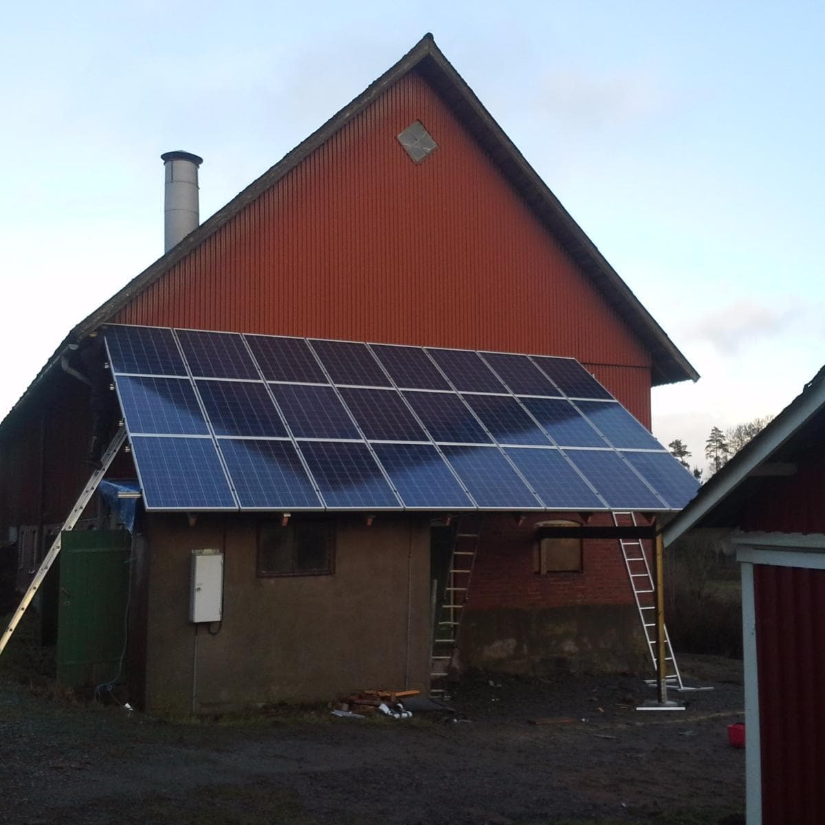Fristående energitak med solpaneler i Angsås by utanför Burseryd