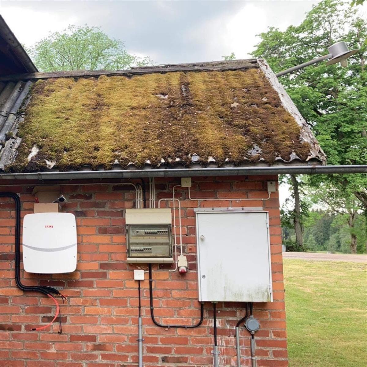 Lantbruksbyggnad med elutrustning och anslutningar för solcellsanläggningen