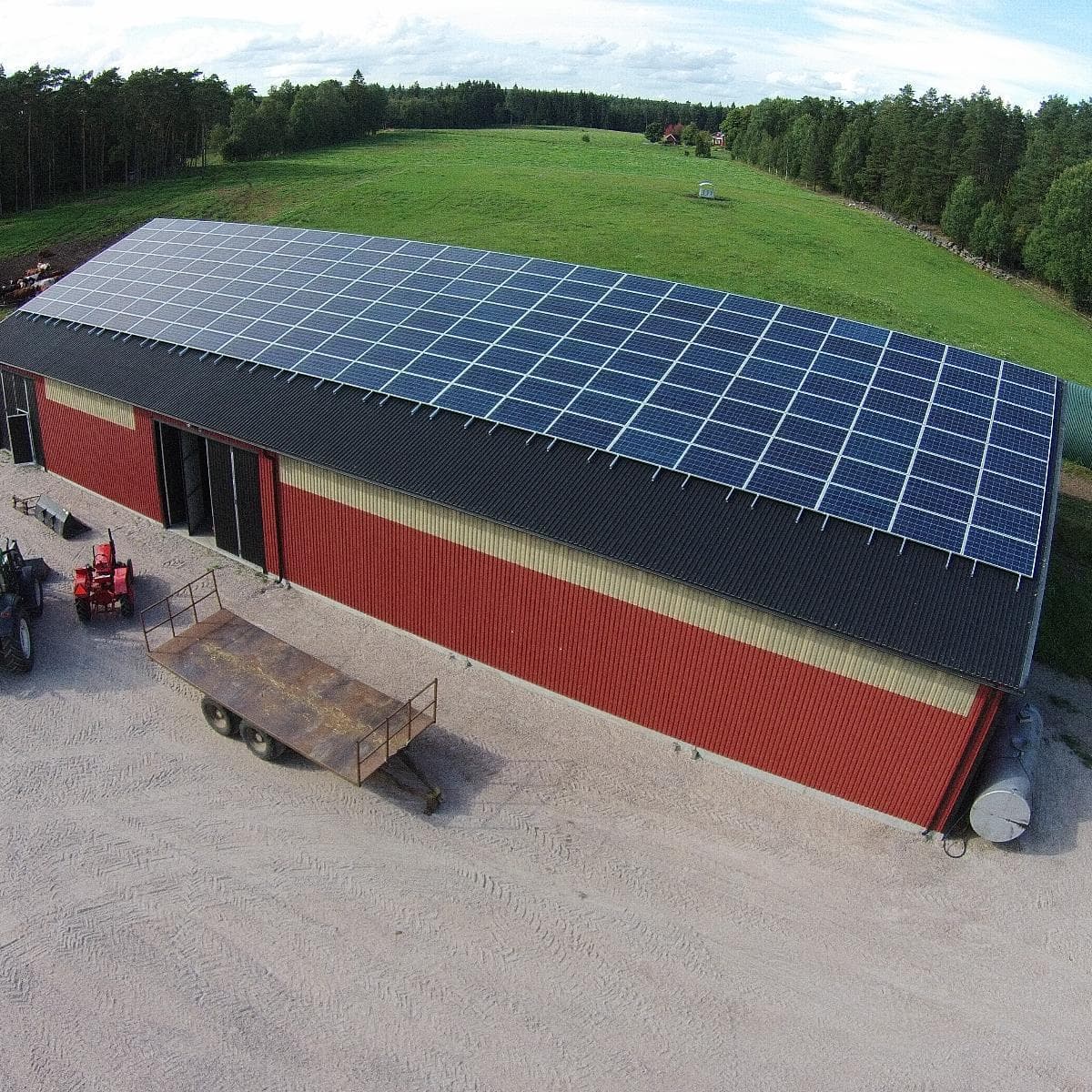 Stor solcellsanläggning på taket till en lantbruksbyggnad i Fänestad
