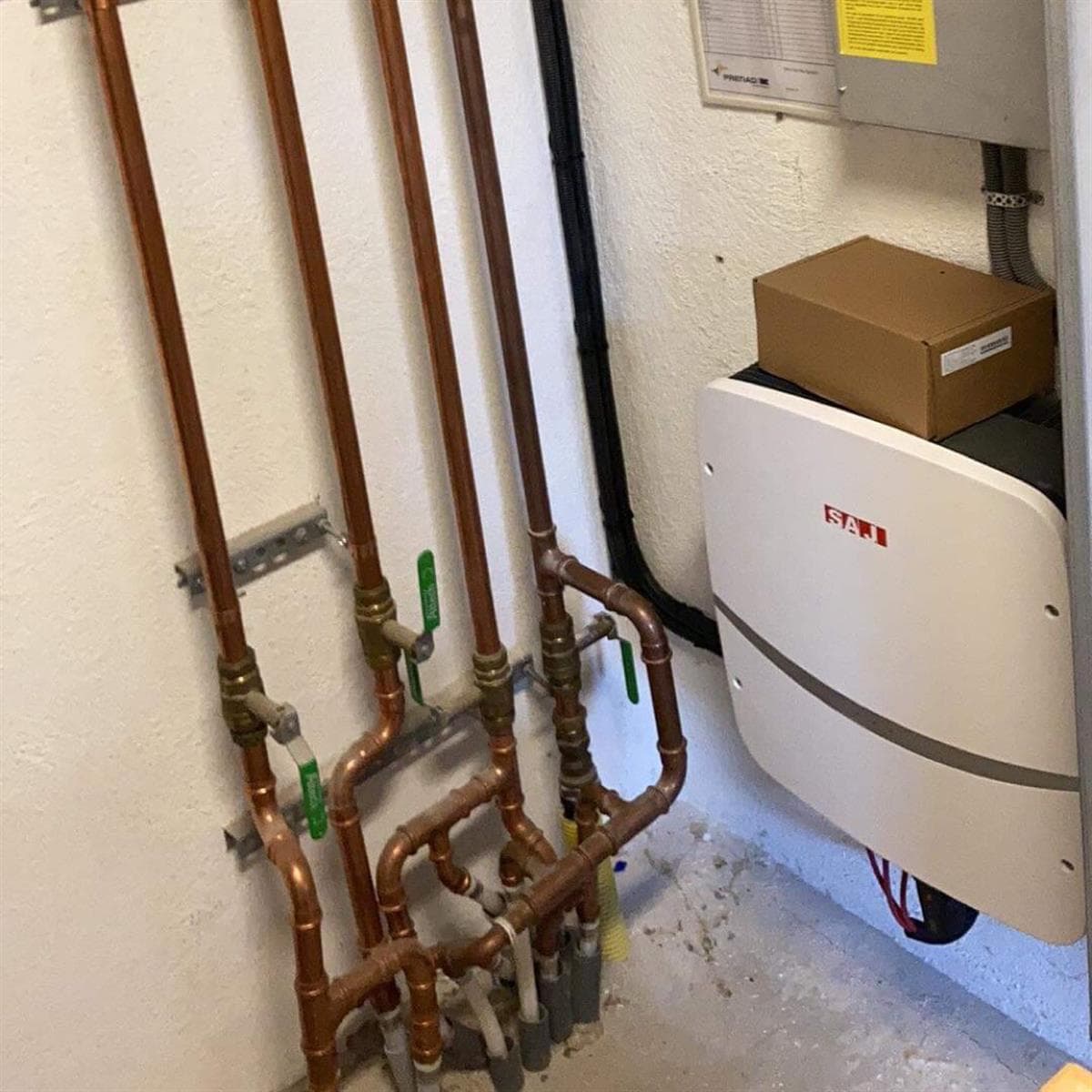 Teknisk utrustning och rörinstallation kopplad till fastighetens energisystem