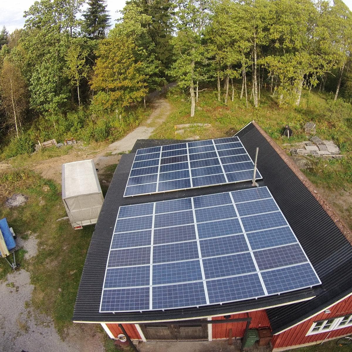 Verkstad i Jälluntofta med en 12 kW solcellsanläggning på taket