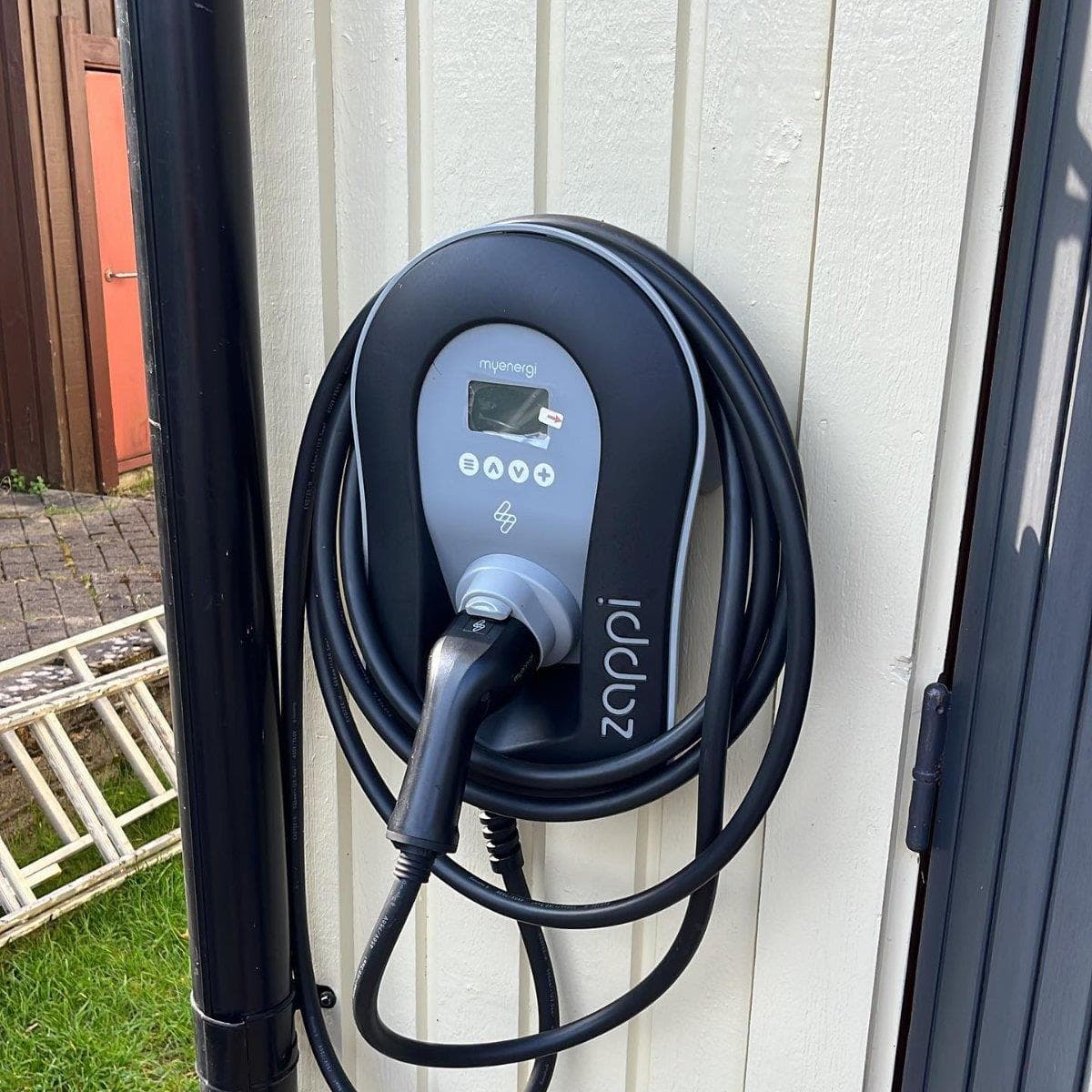 Zappi-laddbox med kabel och laddkontakt monterad på en yttervägg