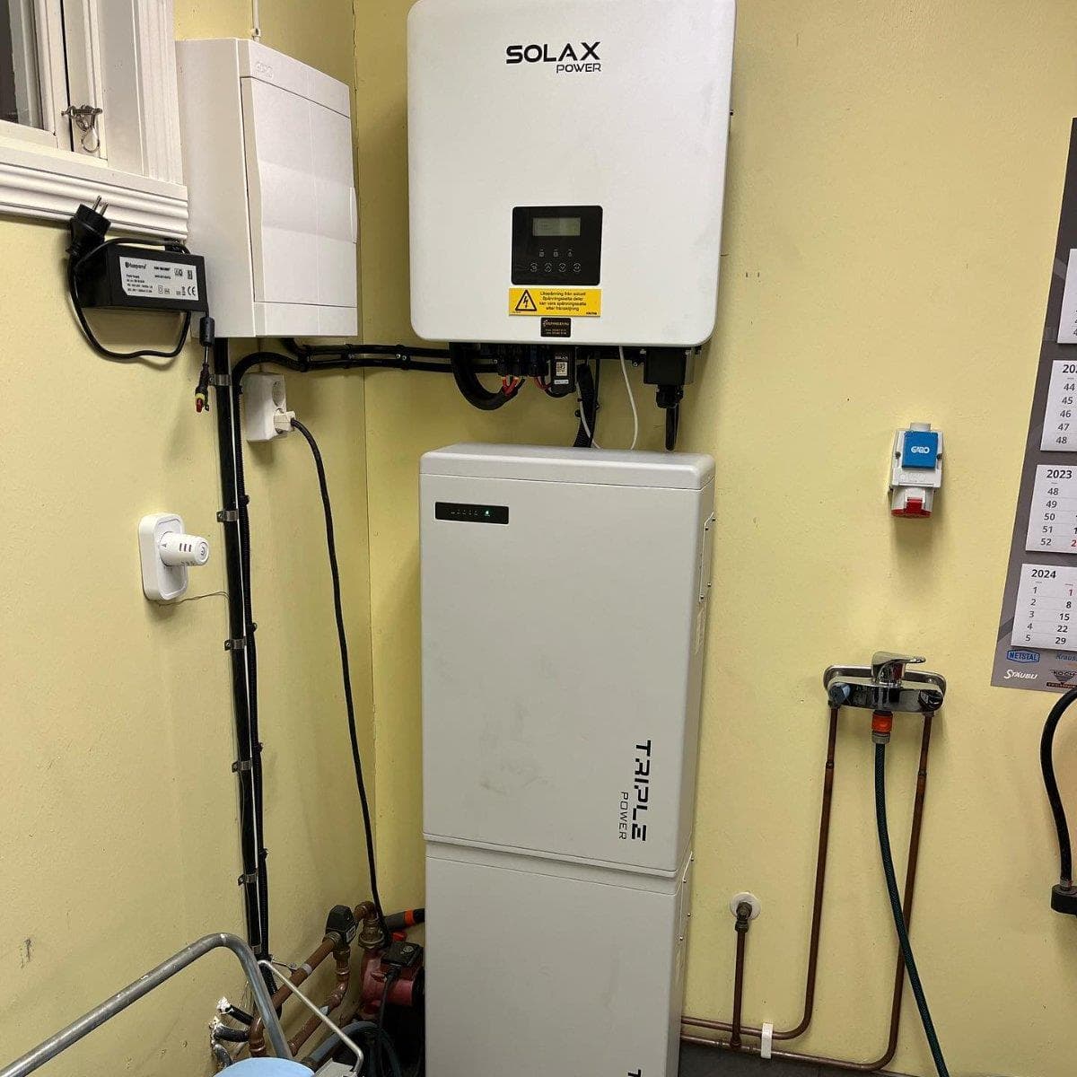 SolaX Power och Triple Power installerade på väggen i ett grovkök i Växjö