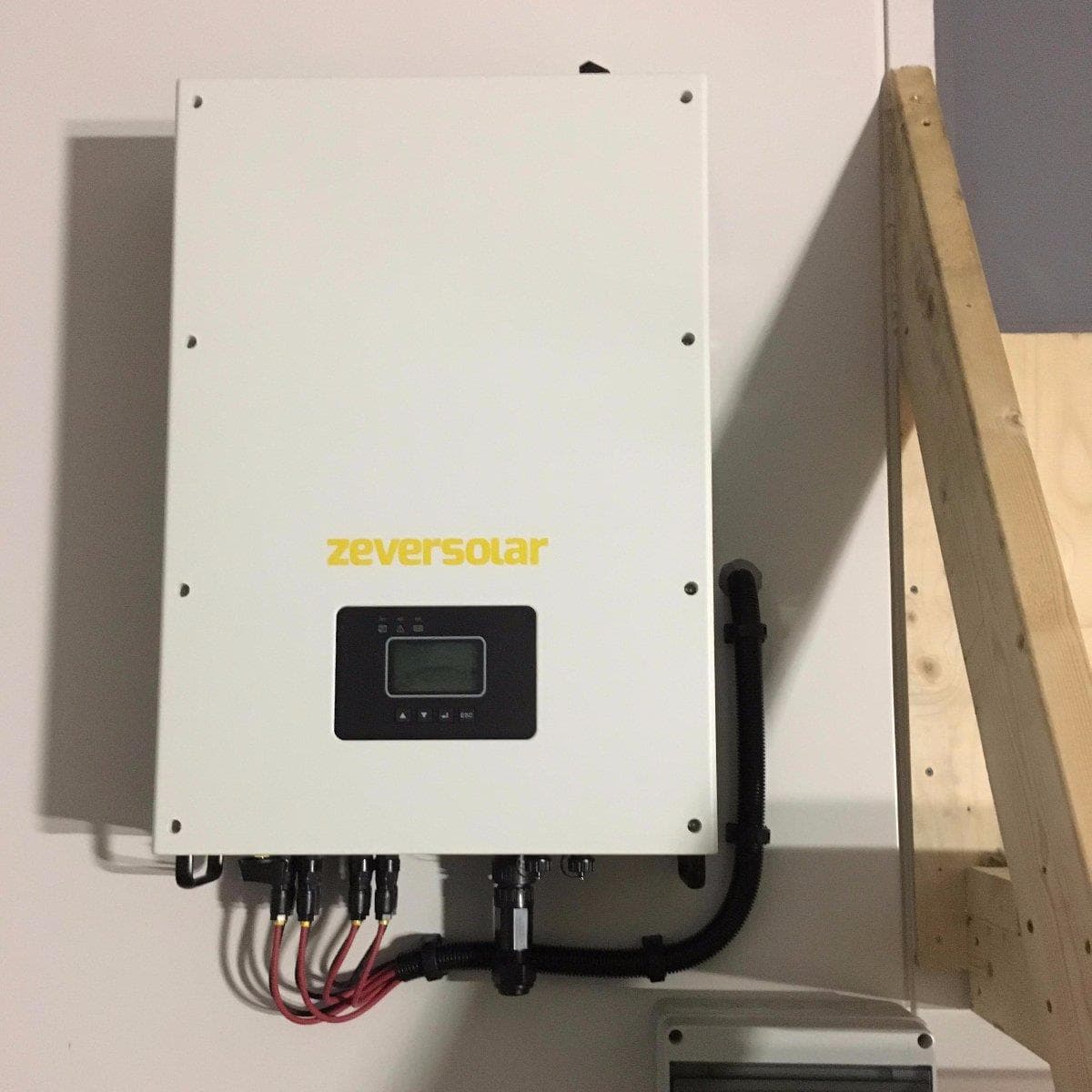 Zeversolar-växelriktare med anslutna kablar monterad på väggen