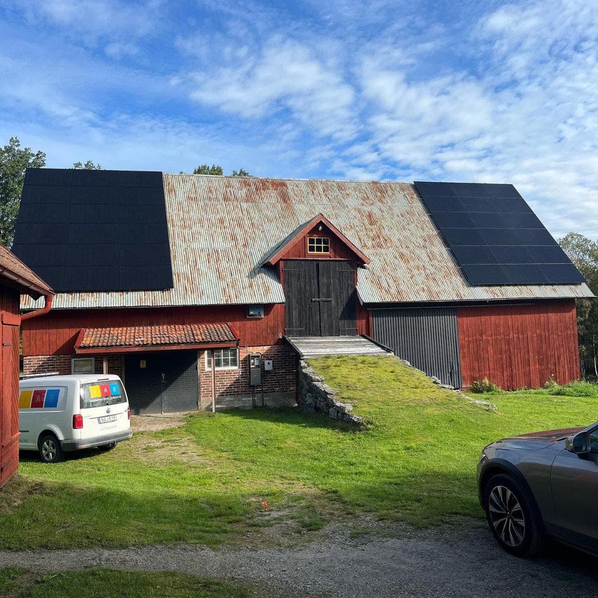 Prydligt monterade solpaneler på taket till en lada utanför Växjö