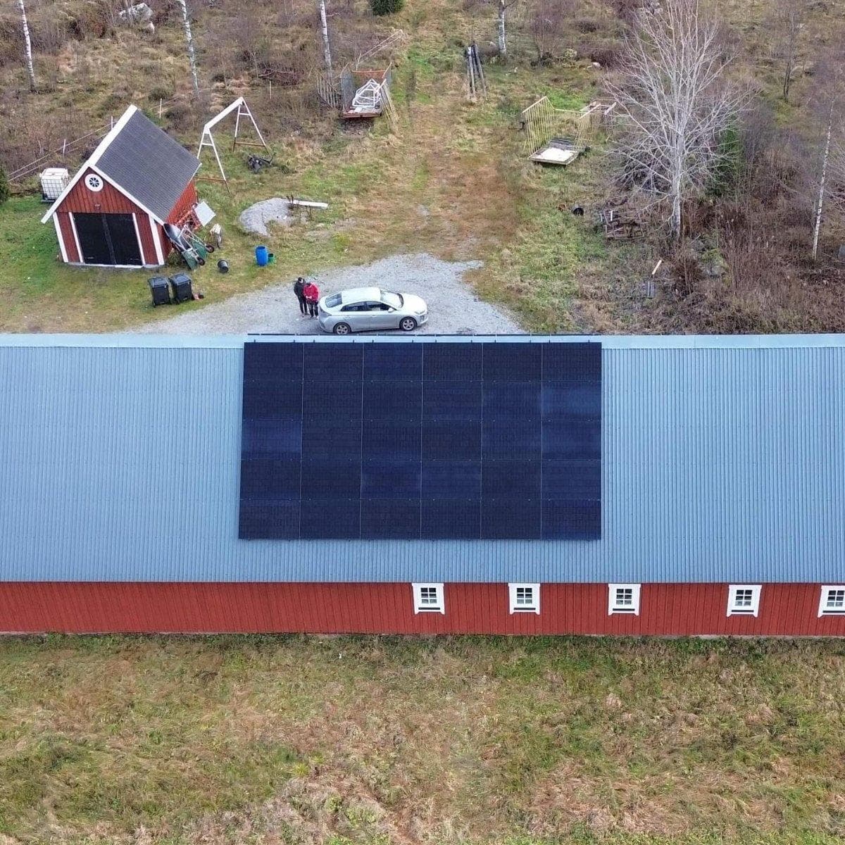 Solpaneler monterade på taket till en lantbruksfastighet utanför Växjö