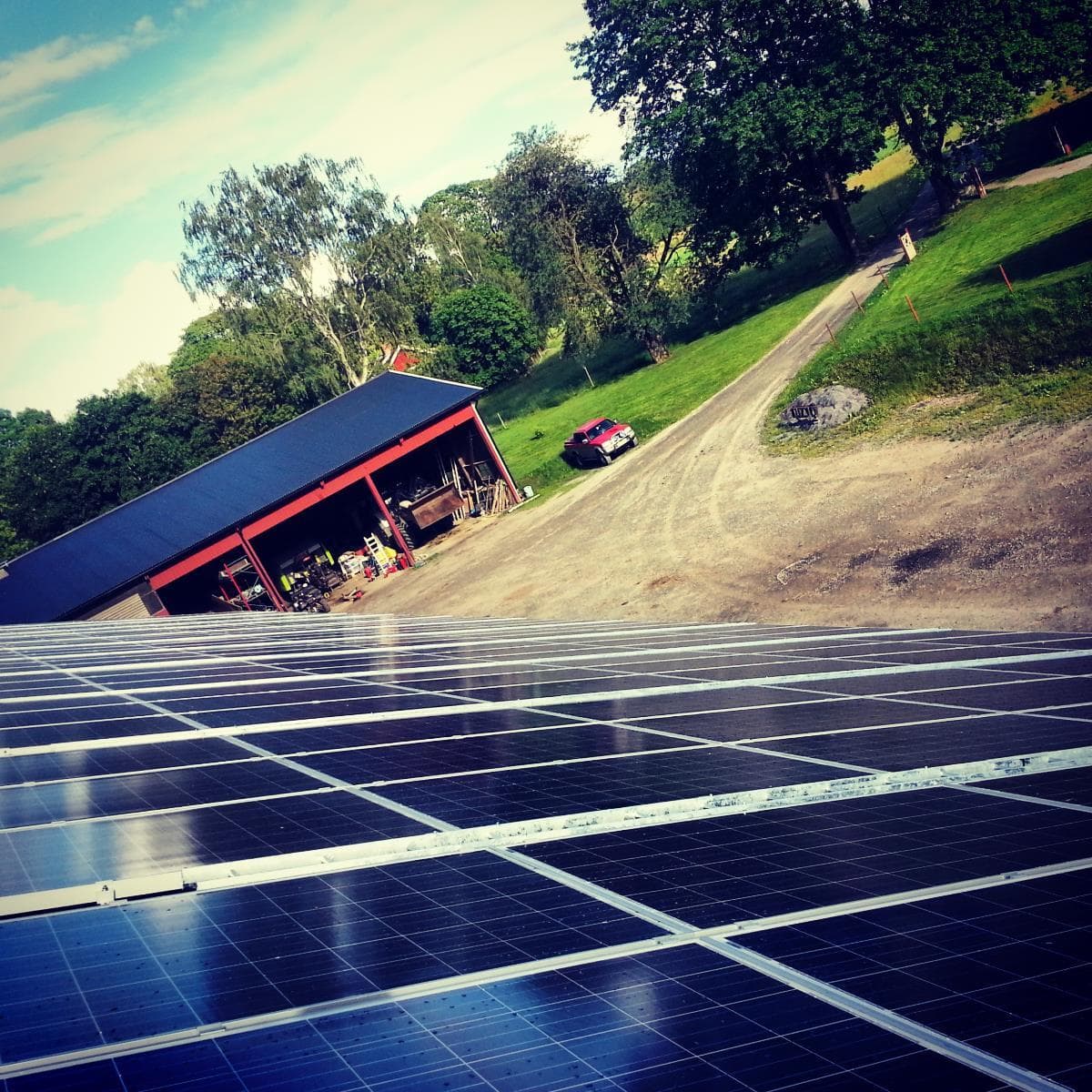 Den 55 kW stora solcellsanläggningen i Drömminge sedd från marken