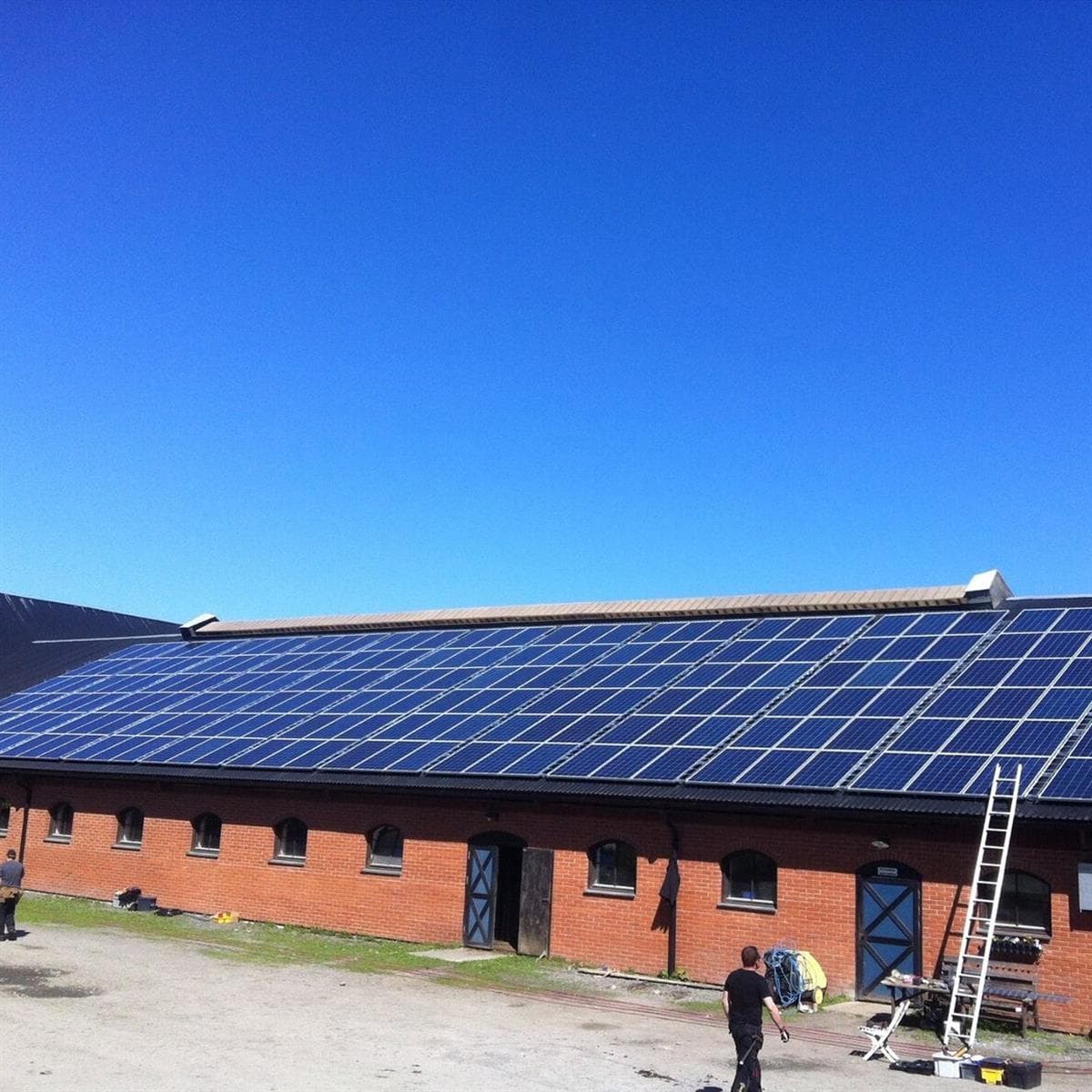 Stor lantbruksbyggnad i Drömminge med 220 solpaneler på taket