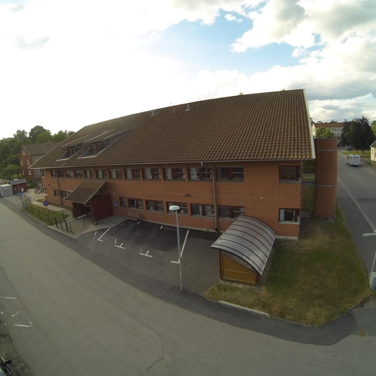 Solcellsanläggningen sedd från byggnadens ena takkant