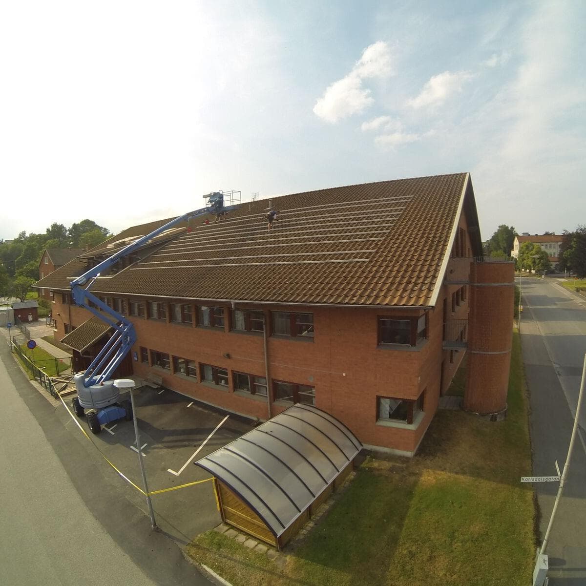 Montage av solpaneler på den tidigare kontorsbyggnaden