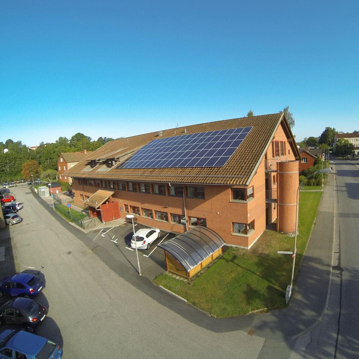 Översikt över solpanelerna på taket i centrala Värnamo