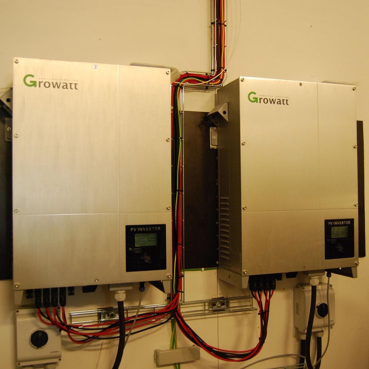 Solpanelerna och ballaststenarna på Vaggeryd Energis tak
