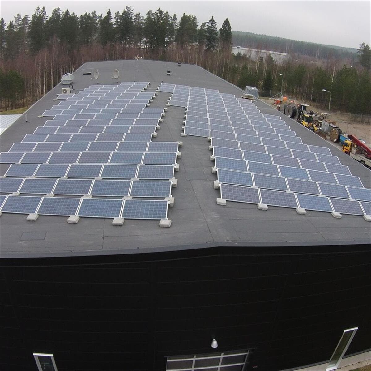 Vaggeryd Energis platta tak med rader av solpaneler