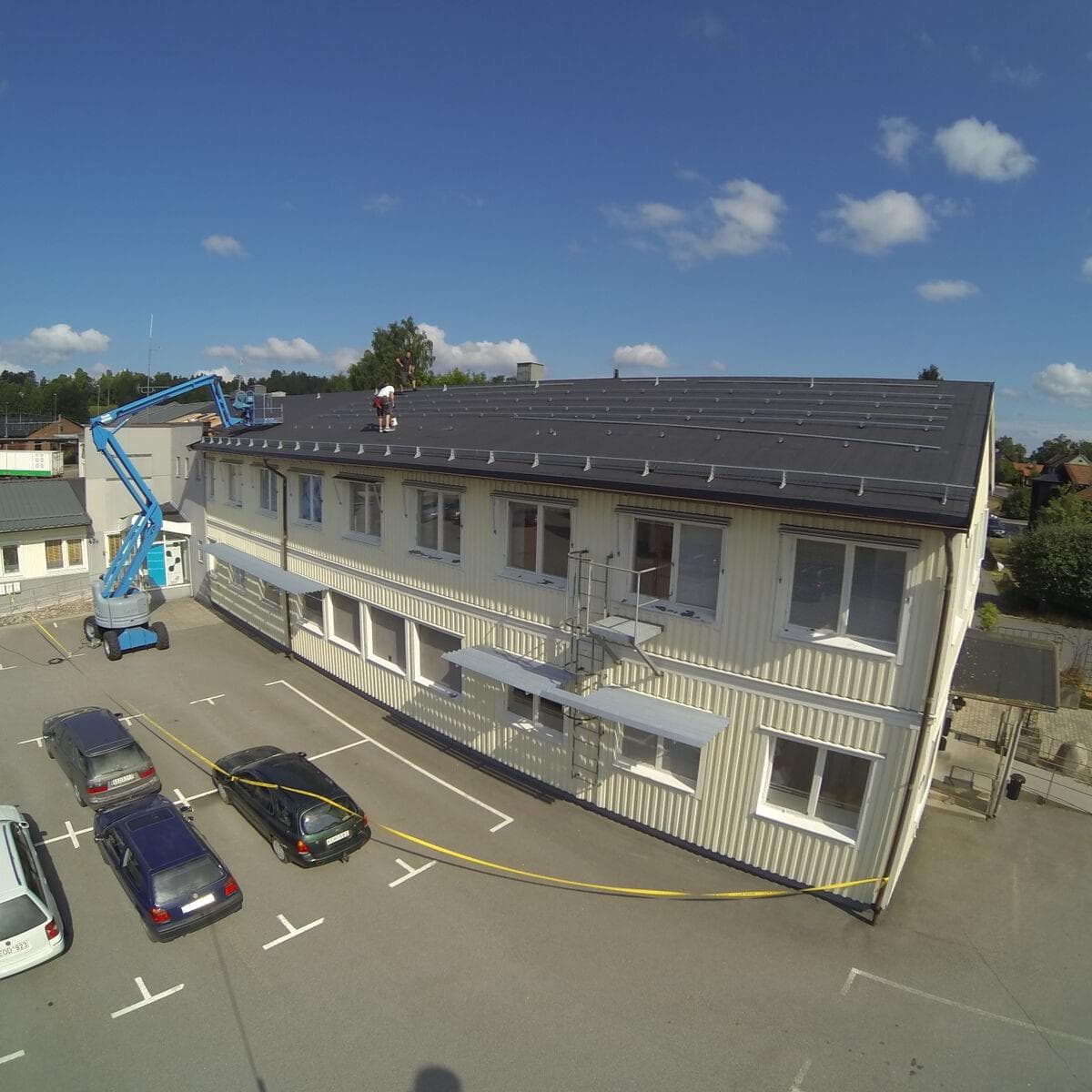 Solpanelerna på Veterinärshusets tak i Värnamo
