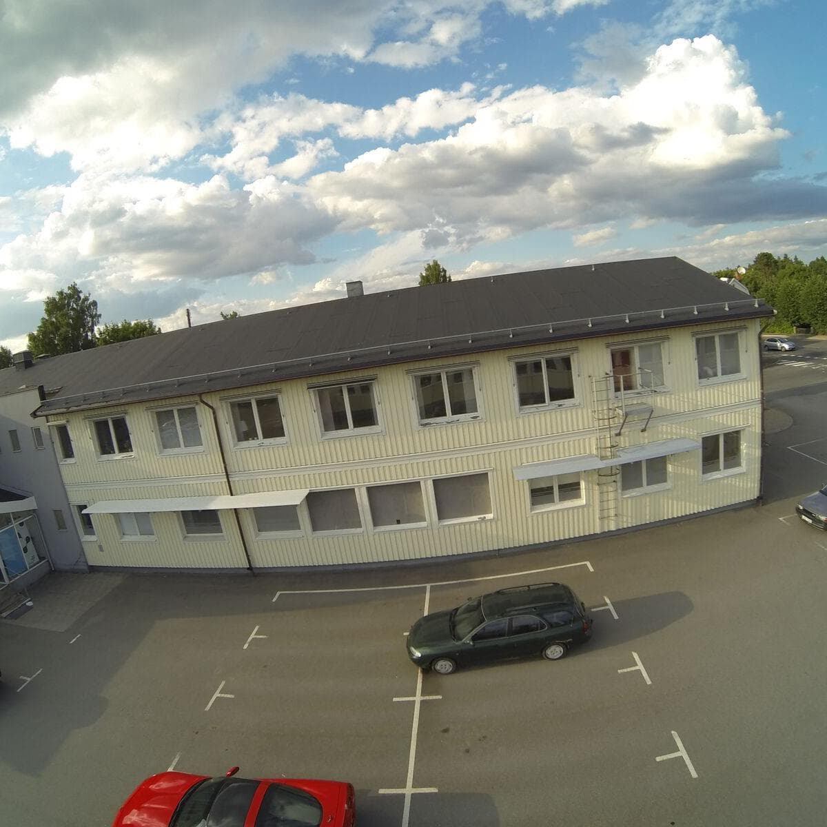 Närbild av solpanelerna under installationen i Värnamo