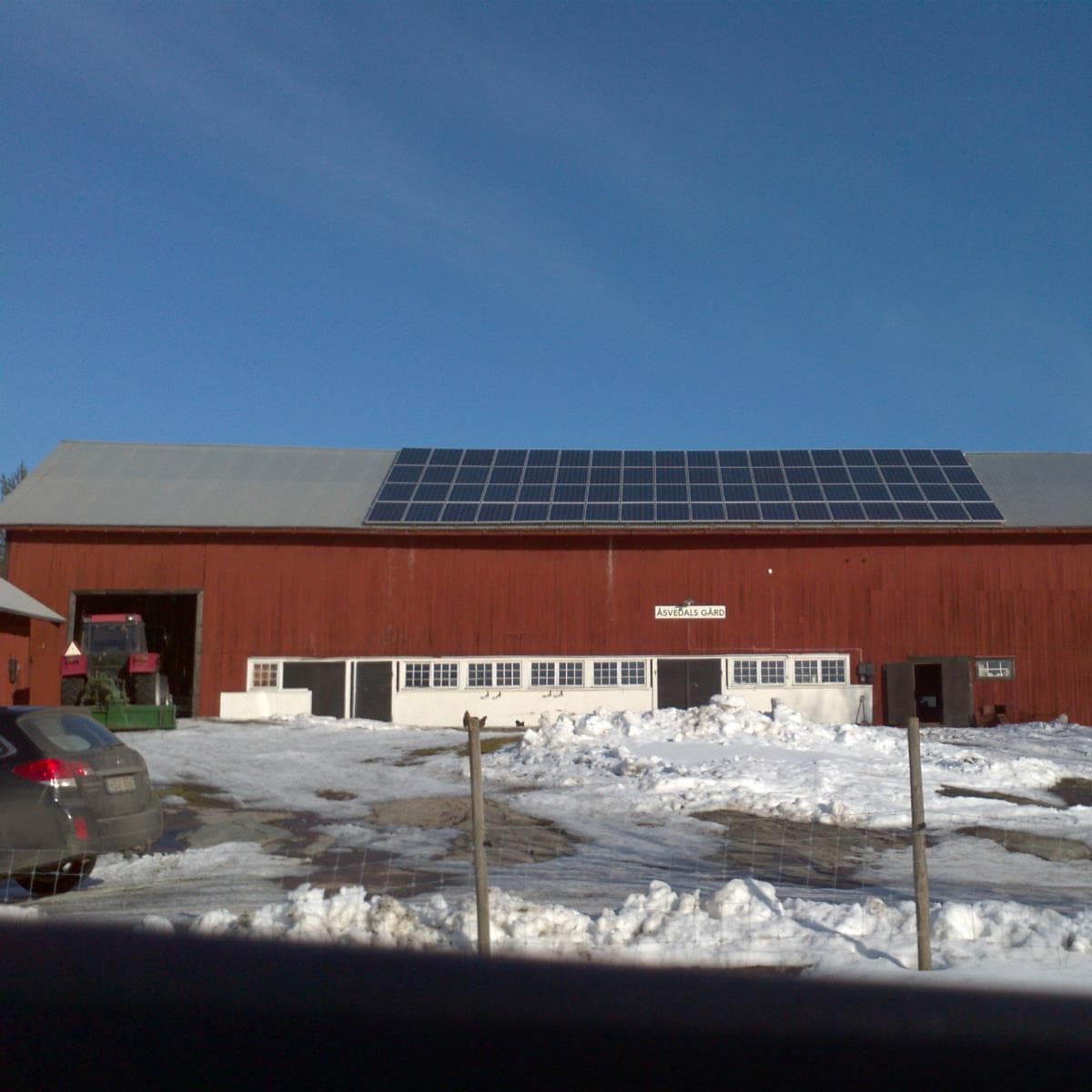 Åsvedal Gårds ladugård med solpaneler monterade längs taket
