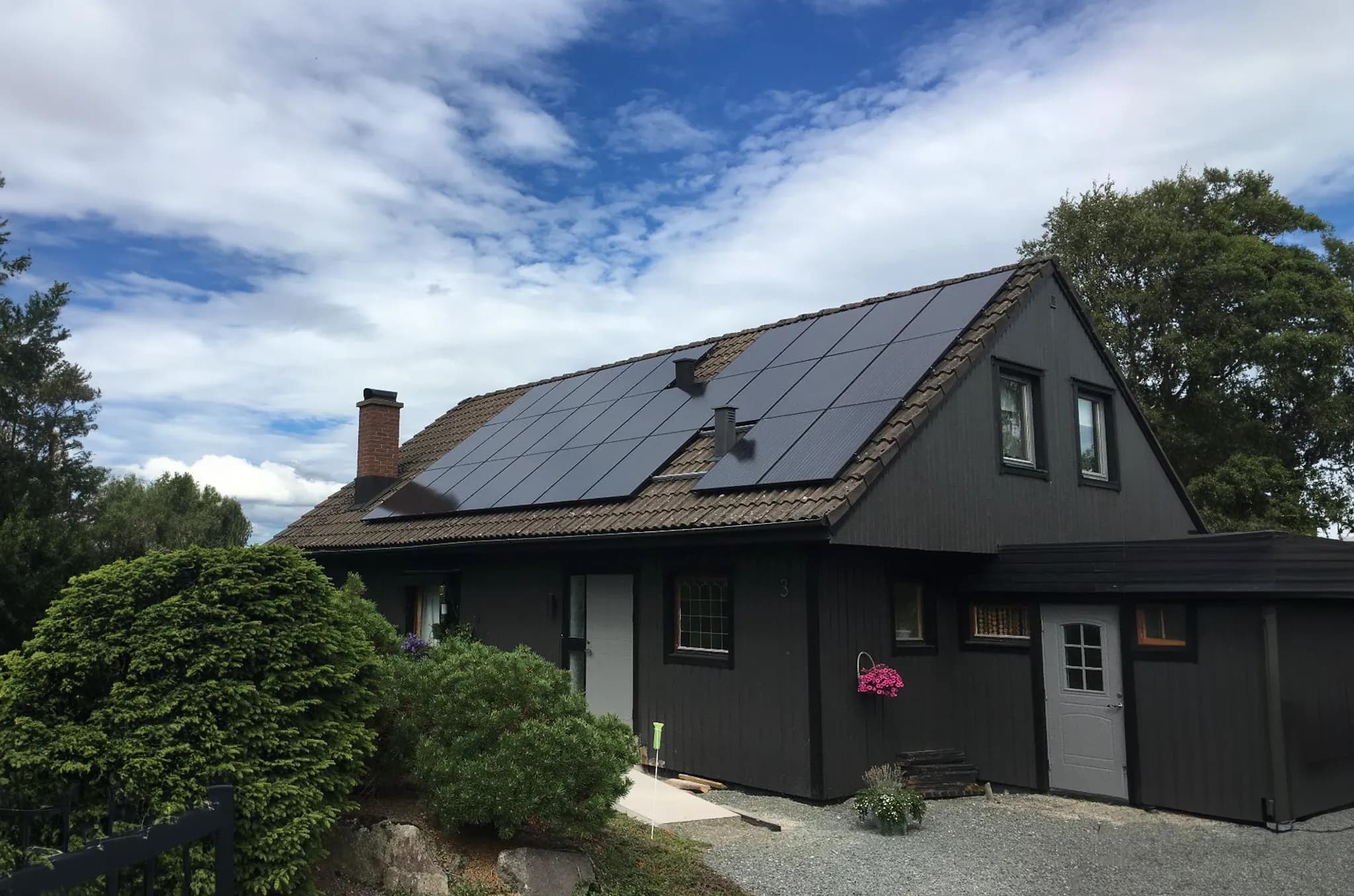 Villa med solpaneler på taket