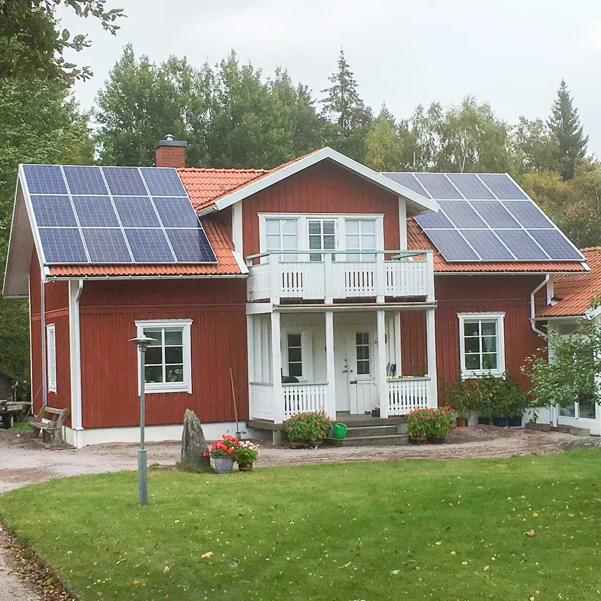 Rött hus med solpaneler på taket