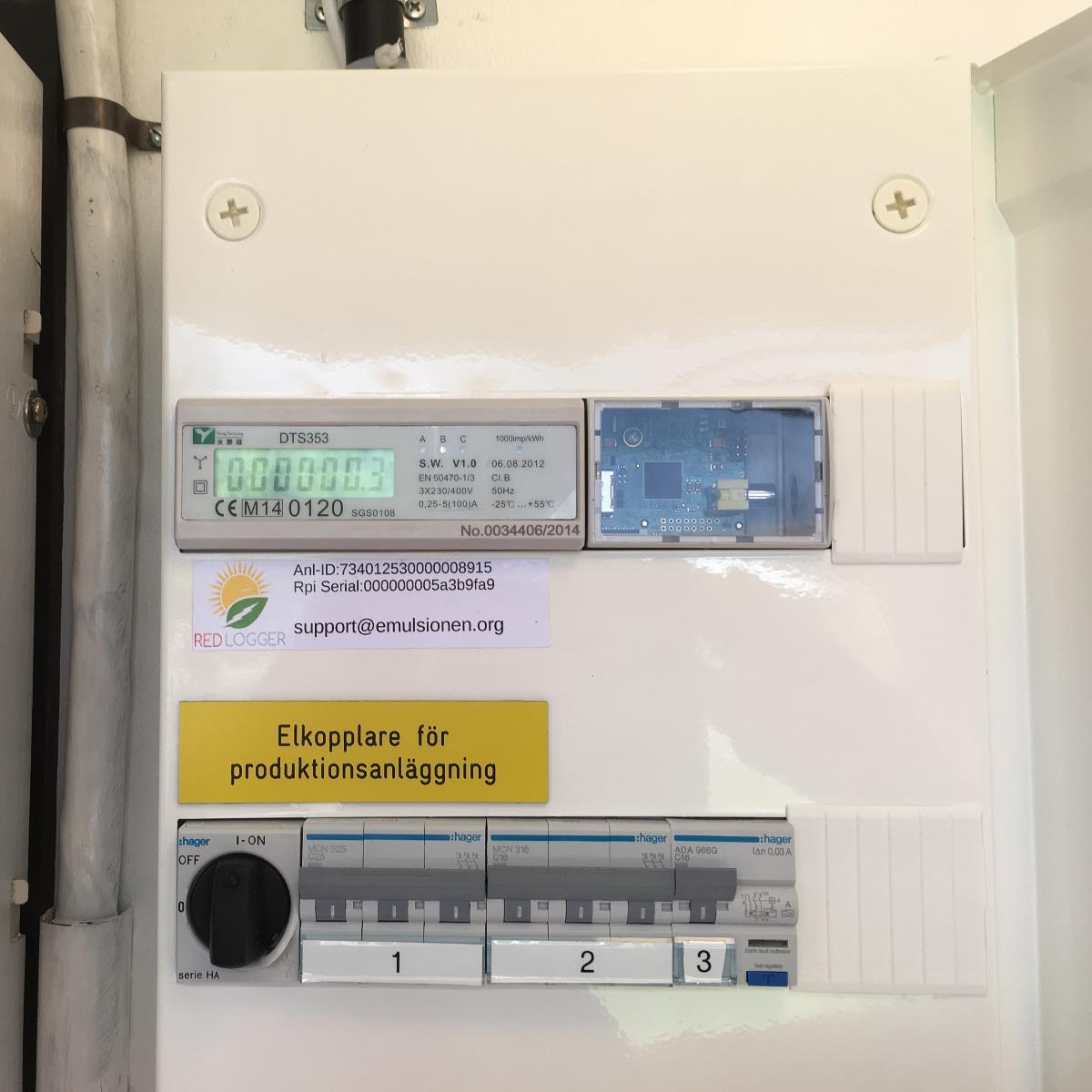 Elpanel med mätare och strömbrytare märkta för produktionsanläggningar. Inkluderar ett klistermärke med kontaktmail och gul skylt på svenska som anger användning för produktionsinstallation.